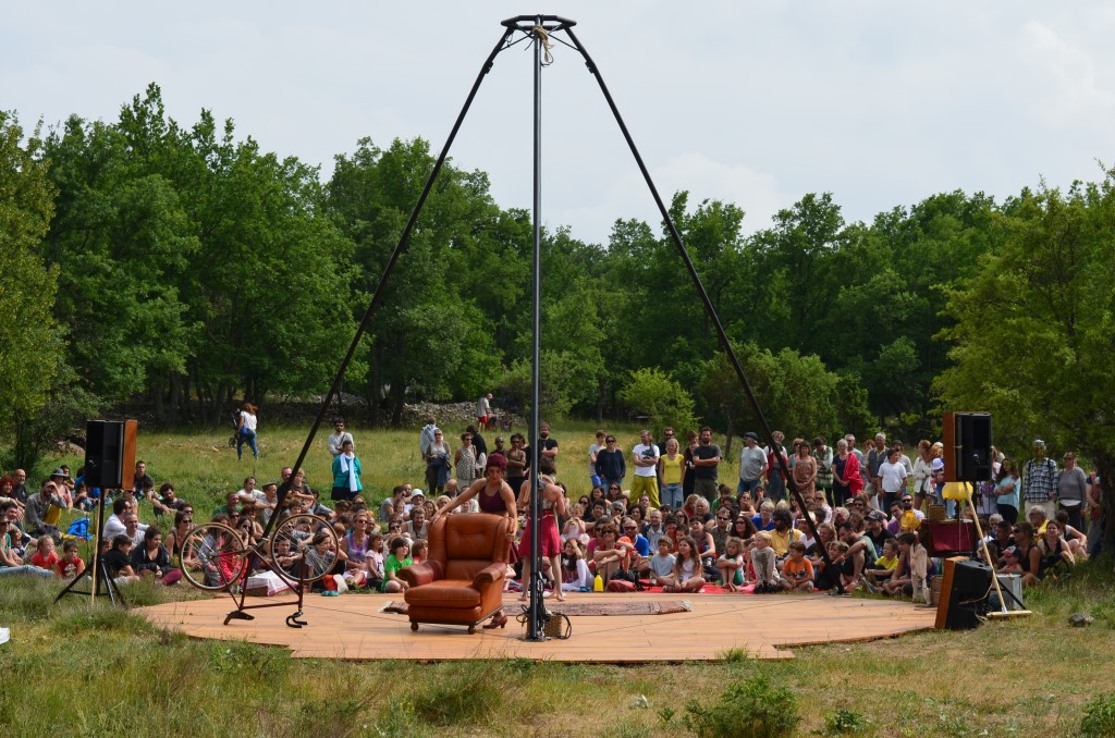 Crédit photo : Mathilde Grange ; année 2015, 9ème édition du Boun’estival, Cie Les Petits détournements, "Les Rétrocyclettes"