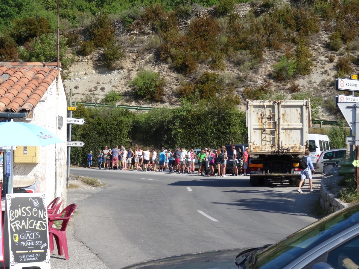 Attente arrêt de bus Point Sublime - Août 2015. J Carmille_Parc du Verdon