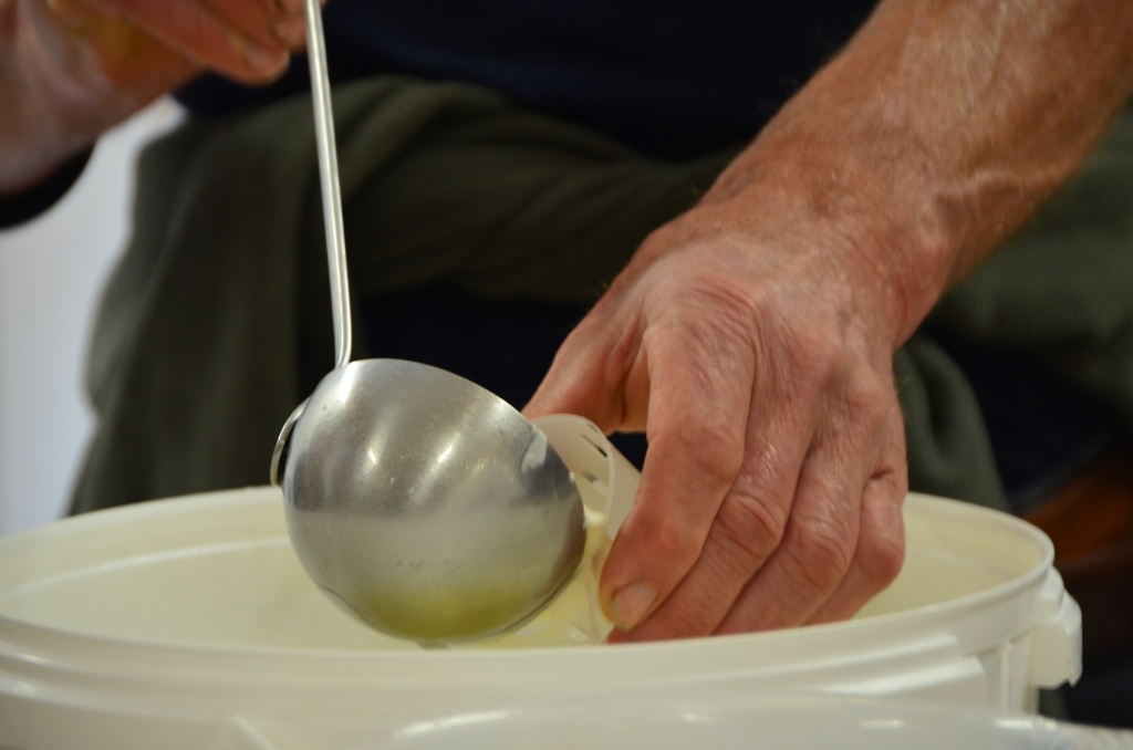 Atelier de fabrication du fromage de chèvre. Crédit Parc du Verdon.