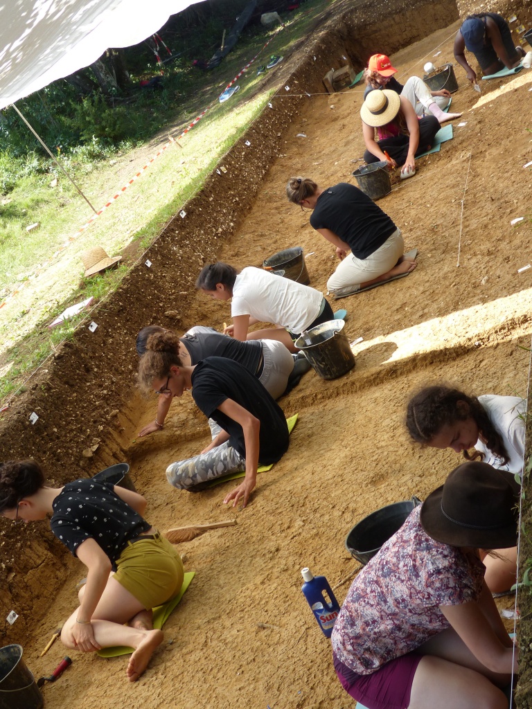 chantier de fouilles aux Prés de Laure au hameau de Jabron