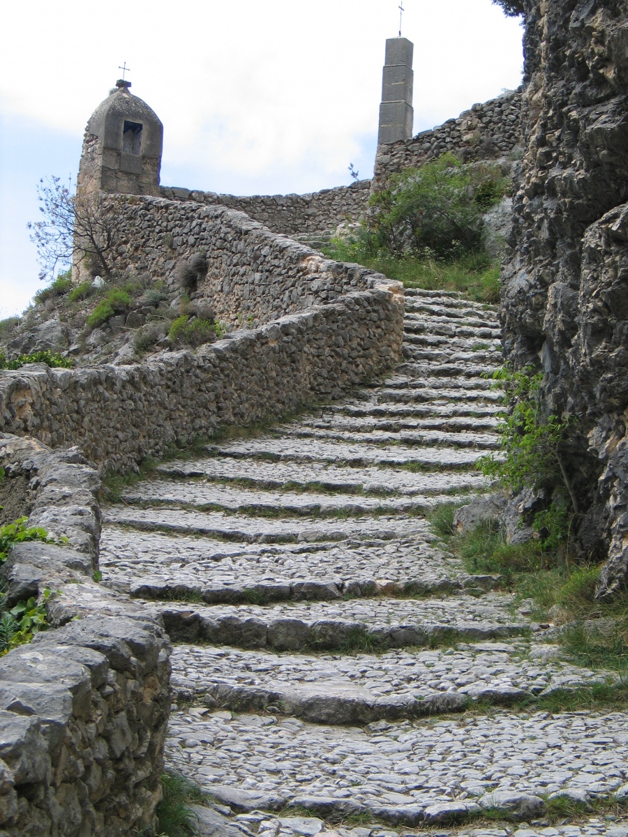 calade qui mène vers la chapelle à Moustiers-Ste-Marie - photo de Marjorie Salvarelli - Parc naturel régional du Verdon2005