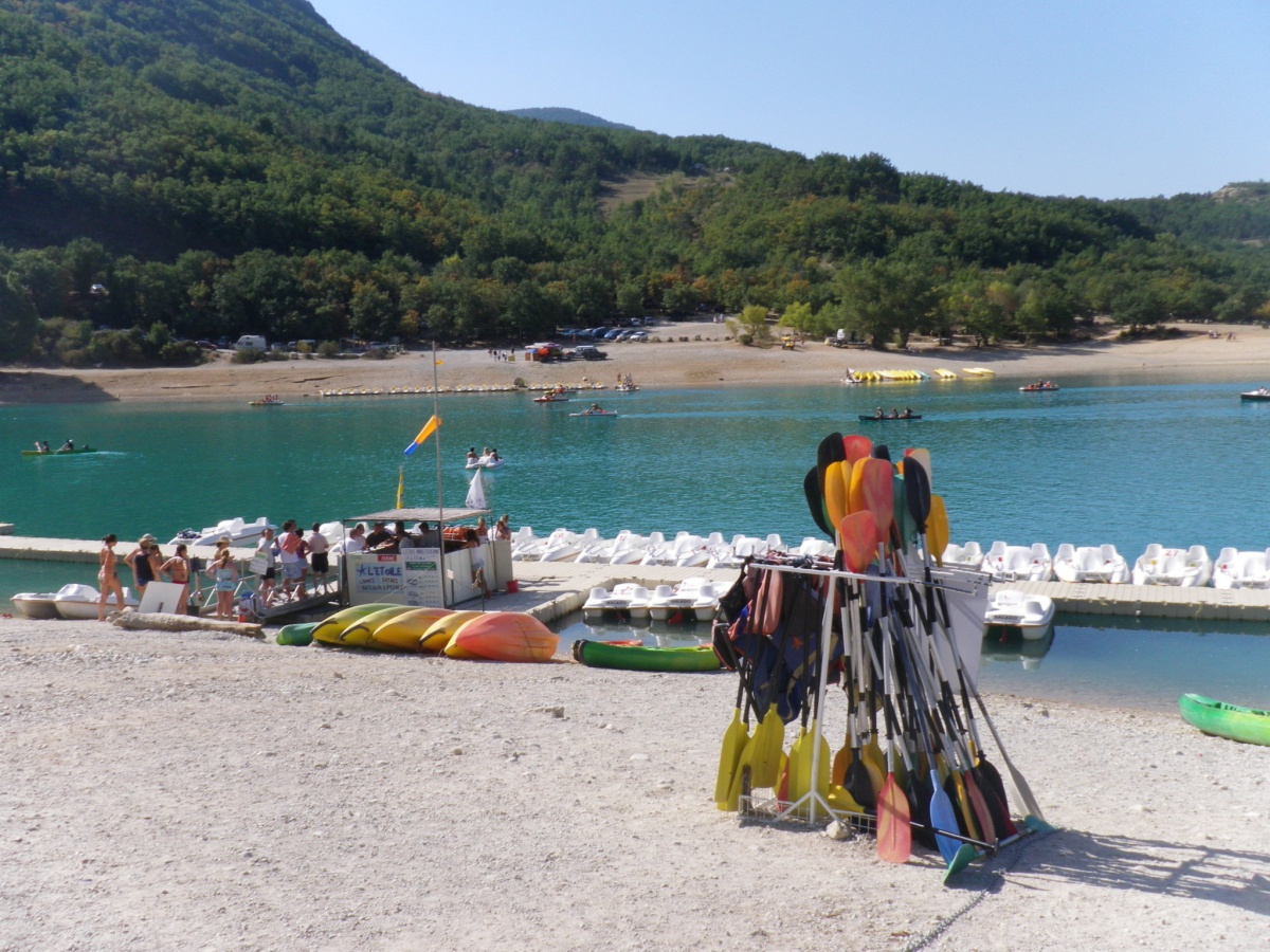 Photo d'un site de location d'embarcations nautiques - prise en été au Galetas (Moustiers) - Crédit photo : A. Goubely