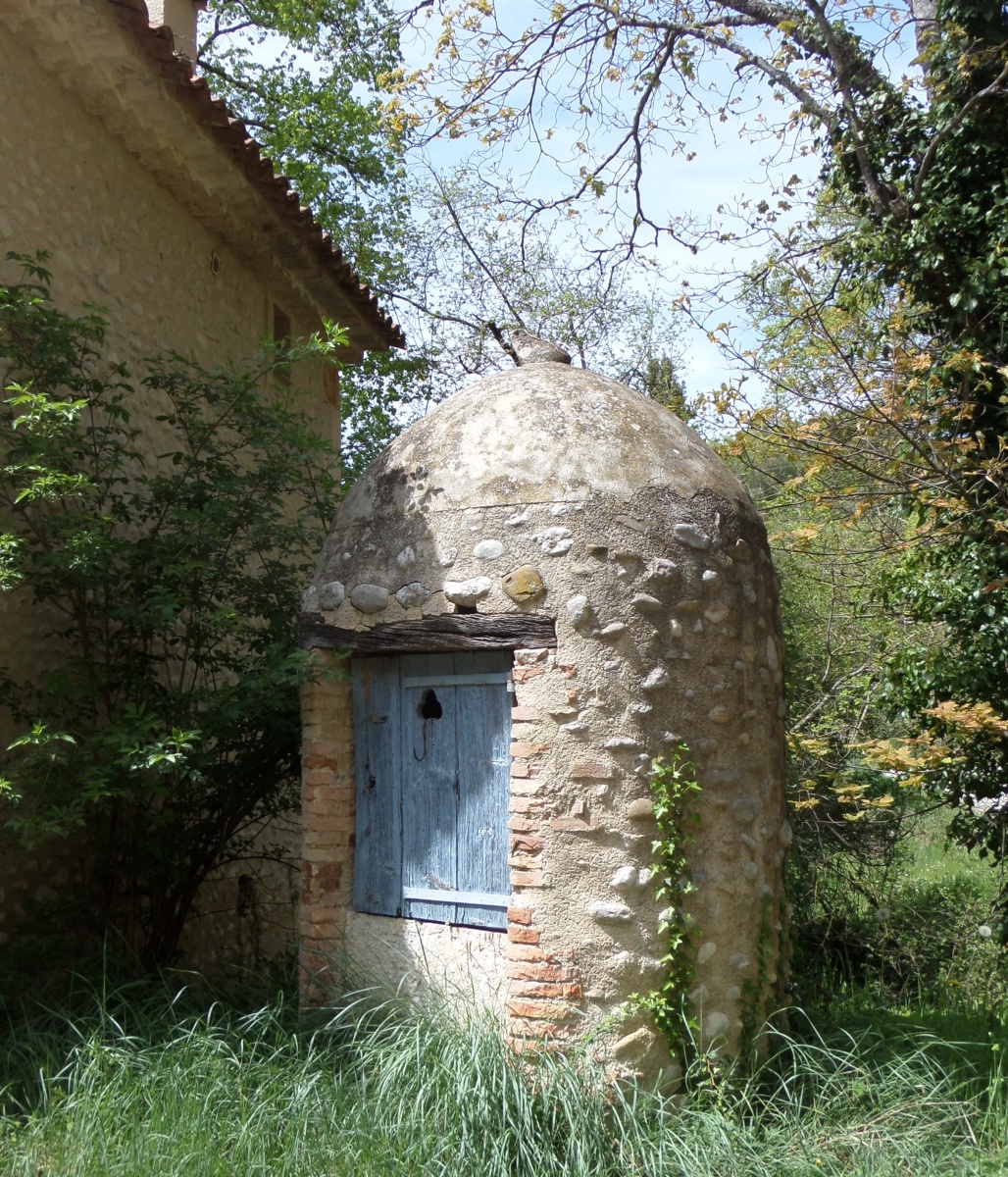 ouvrage hydraulique : puits sur la commune de Roumoules - photo de Marjorie Salavarelli - Parc naturel régional du Verdon 2014