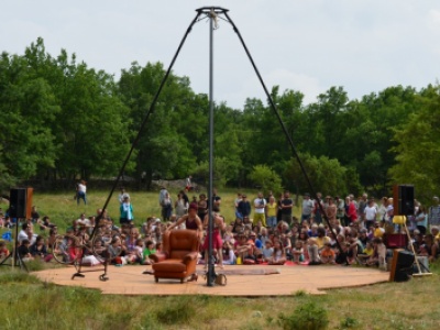 Crédit photo : Mathilde Grange ; année 2015, 9ème édition du Boun’estival, Cie Les Petits détournements, "Les Rétrocyclettes"