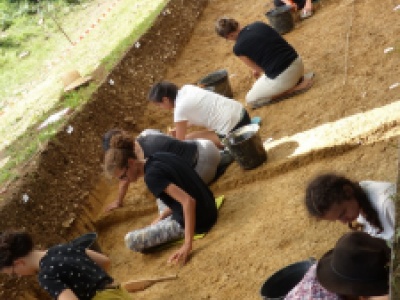 chantier de fouilles aux Prés de Laure au hameau de Jabron