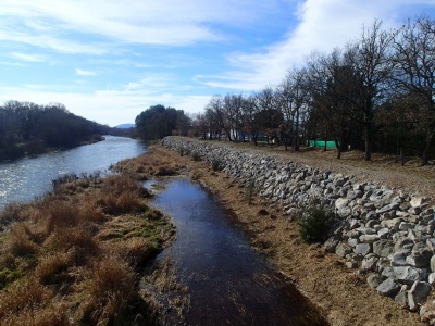 Digue de Vinon à l'aval du pont rive droite du Verdon