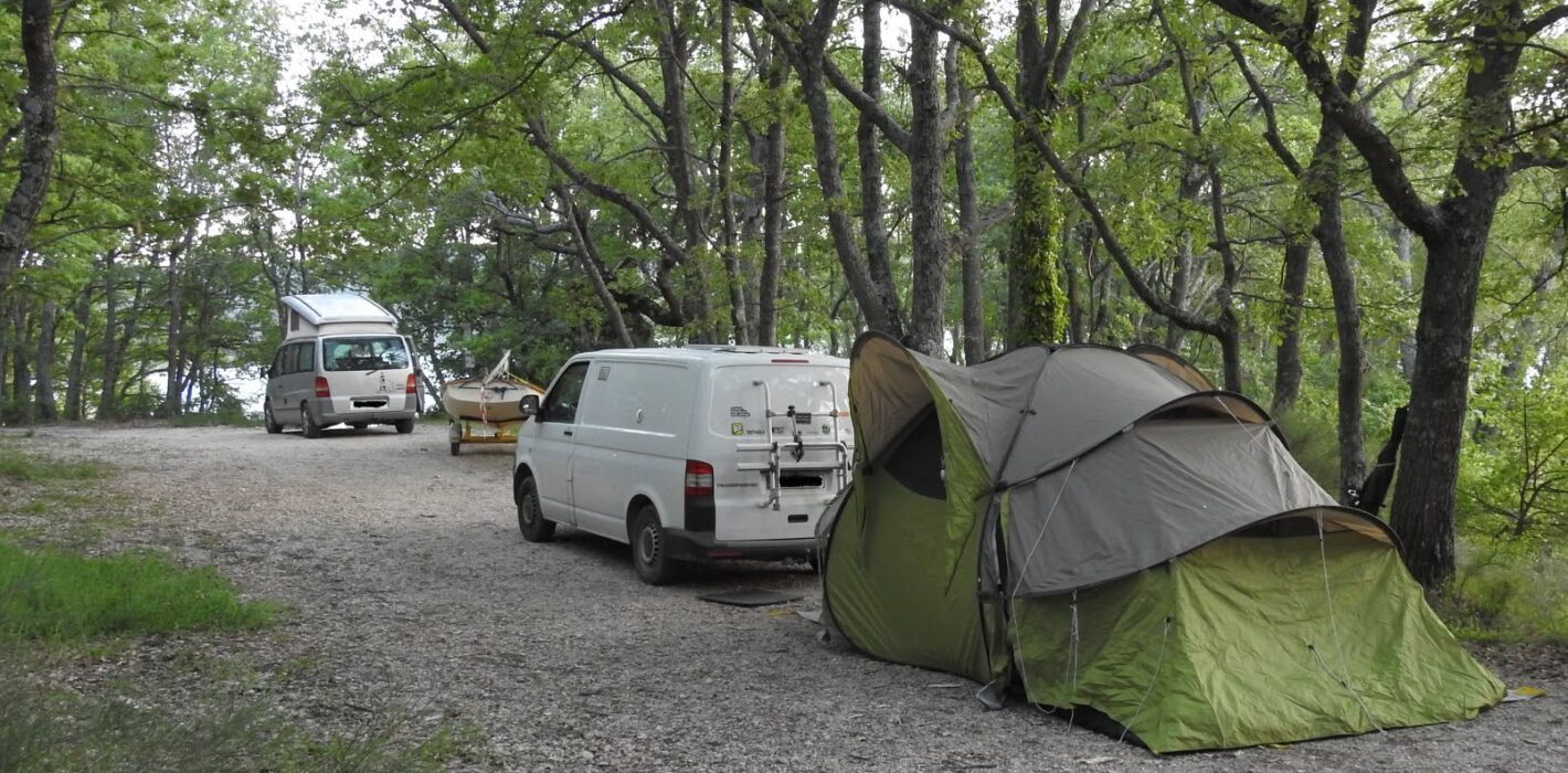 Camping sauvage / bivouac dans le Verdon lors d'une patrouille d'écogardes © Parc du Verdon
