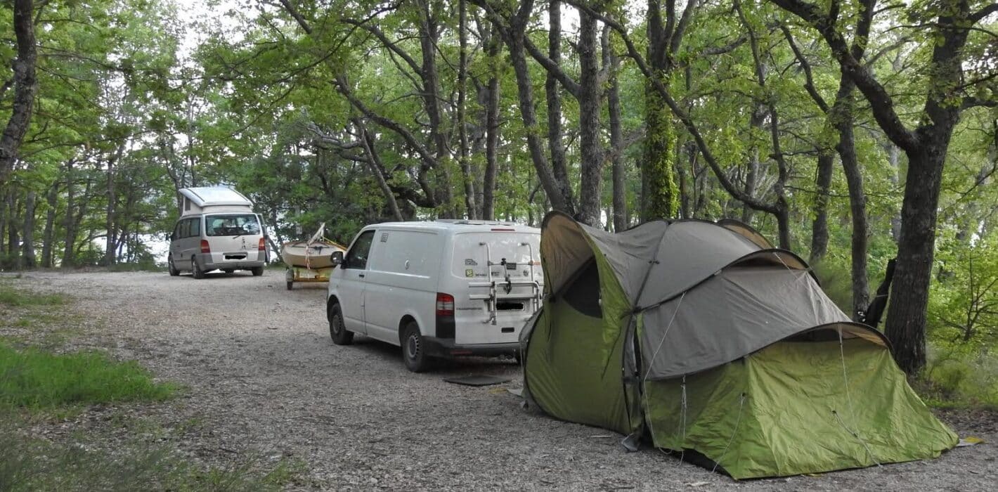 Camping sauvage / bivouac dans le Verdon lors d'une patrouille d'écogardes © Parc du Verdon