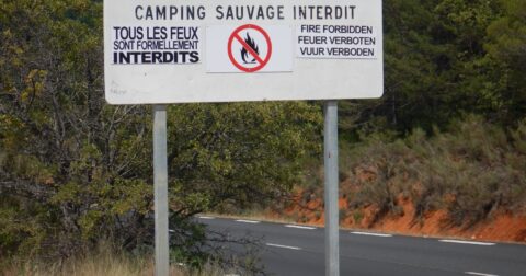Panneau interdisant le camping sauvage et bivouac © Parc du Verdon