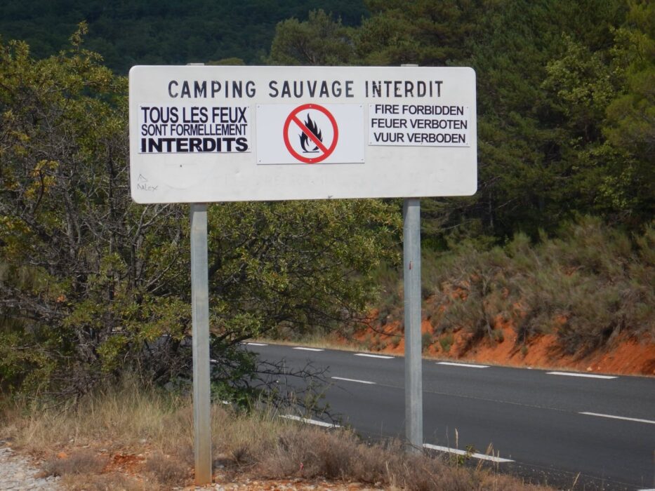 Panneau interdisant le camping sauvage et bivouac © Parc du Verdon